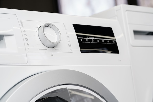Nieuwe wasmachine in een winkel voor huishoudelijke apparaten
