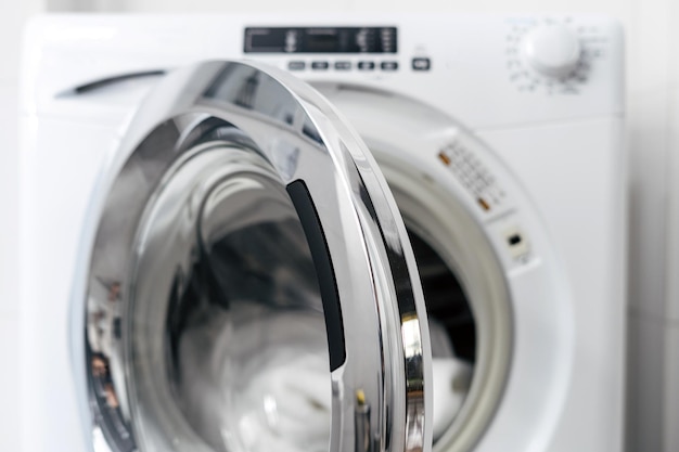 nieuwe wasmachine met open deur dichtbij