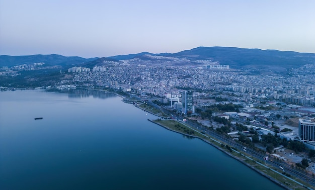 Nieuwe wolkenkrabberswijk van Izmir Uitzicht op de stad