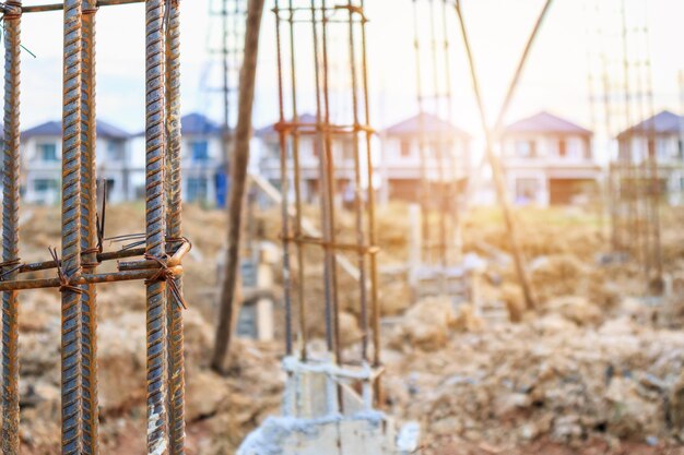 Nieuwe woningbouw bouwplaats met wapeningstaal tot gewapend beton