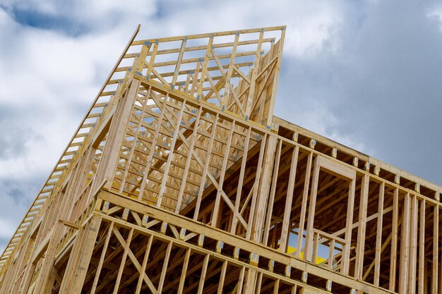 Nieuwe woningbouw huis framing tegen een blauwe hemel dakconstructie houten constructie