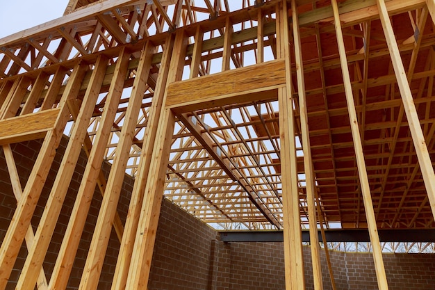 Nieuwe woningbouw met frame nieuwbouw van een ingelijst huis