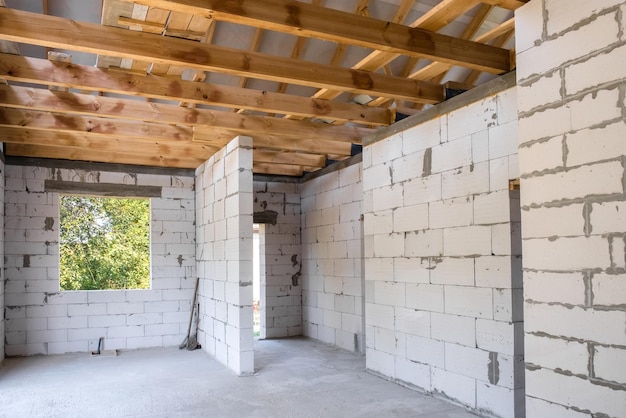 Nieuwe woningbouw van een gasblokhuis en een houten dak