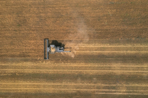 Nieuwe zwarte oogstmachine op het tarweveld vanaf de bovenkant oogsttijd