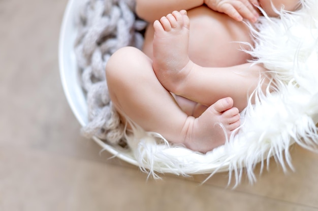 Nieuwgeboren baby's benen op een witte achtergrond close-up portret