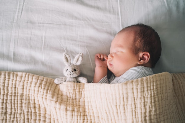 Nieuwgeboren slaap in de eerste dagen van het leven