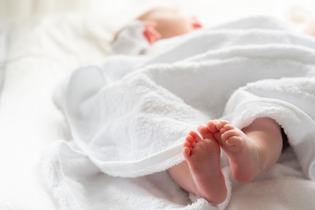 Foto nieuwgeboren tedere momenten gewikkeld in wit concept van comfort en warmte na het bad