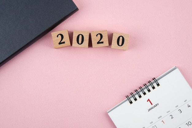 Nieuwjaar 2020 kalender op roze achtergrond