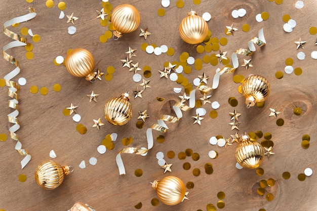 Nieuwjaar decoraties gouden kleur met confetti op houten achtergrond