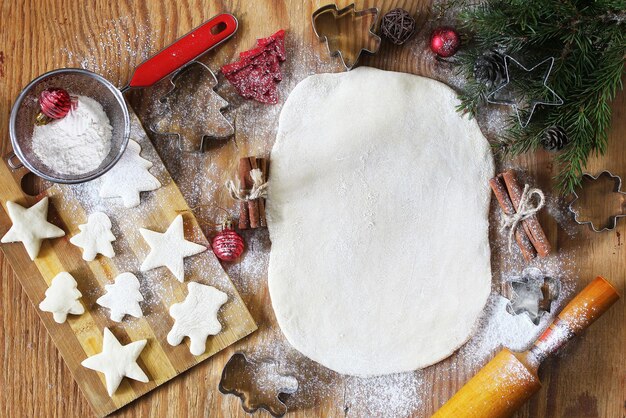 Nieuwjaar delicatesse koken boterkoekjes van verschillende vormen op een houten tafel met kerstaccessoires