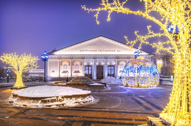 Nieuwjaar en het Manezh-gebouw op een winternacht en een bal van lichten Moskou