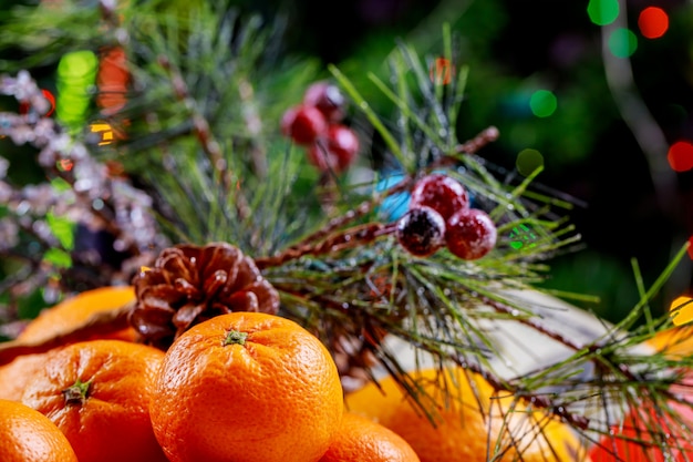 Nieuwjaar en kerstboom met geschenken en mandarijnen.