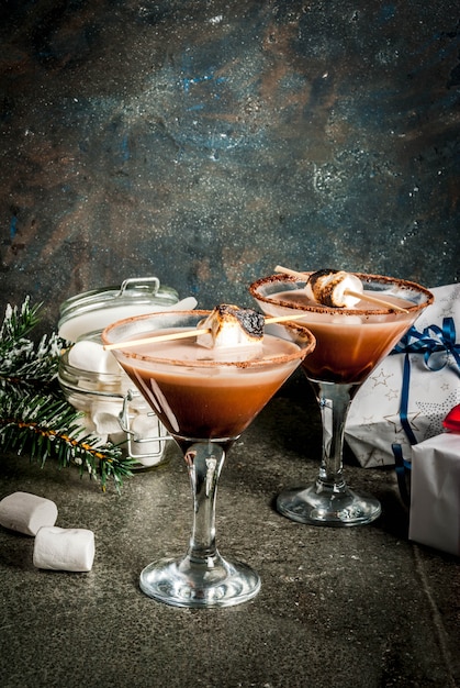 Nieuwjaar en kerstdrankjes idee, geroosterde smores martini