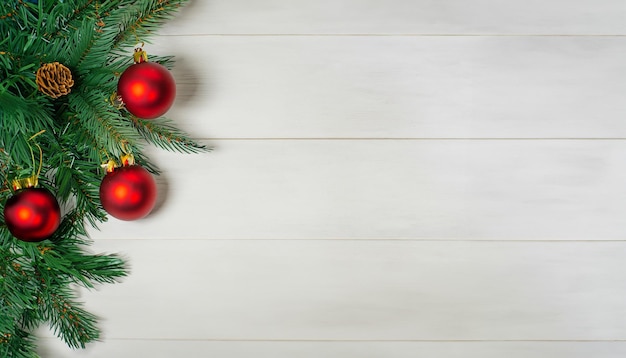 Nieuwjaar en Kerstmis achtergrond met kerstboom op een houten witte achtergrond Vrolijk kerstfeest