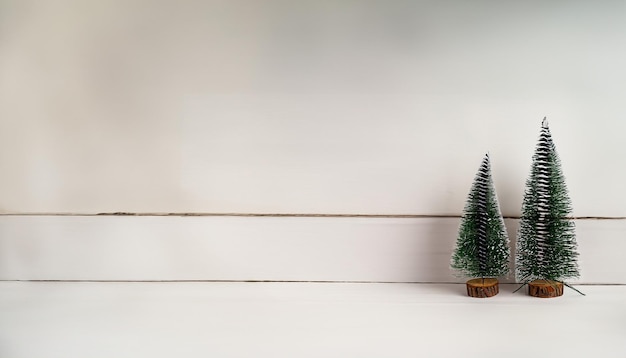 Nieuwjaar en Kerstmis achtergrond met kerstboom op een houten witte achtergrond Vrolijk kerstfeest