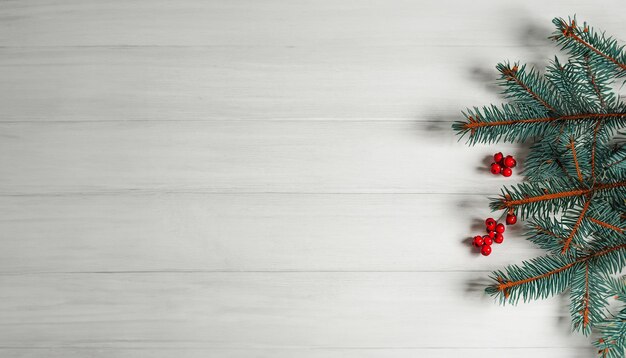 Nieuwjaar en Kerstmis achtergrond met kerstboom op een houten witte achtergrond Vrolijk kerstfeest