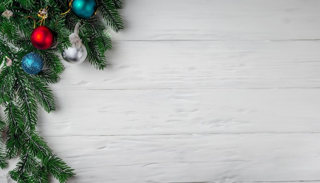 Nieuwjaar en Kerstmis achtergrond met kerstboom op een houten witte achtergrond Vrolijk kerstfeest