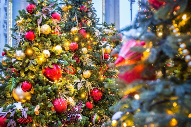 Nieuwjaar en rode ballen op een groene kerstboom Moskou