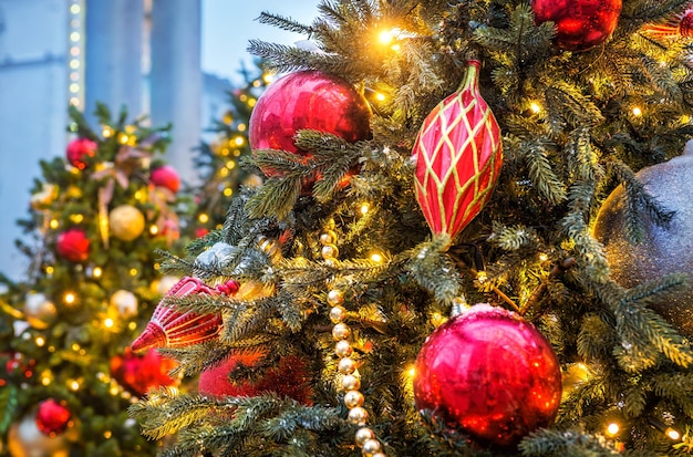 Nieuwjaar en rode ballen op een groene kerstboom Moskou