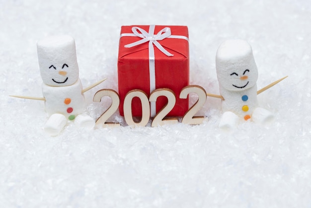 Nieuwjaar en vrolijk kerstfeest 2022. Sneeuwpop van marshmallows. Nieuwjaar thema.