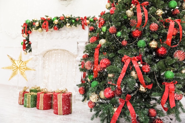 Nieuwjaar gezellig interieur met kerstboom en slingers