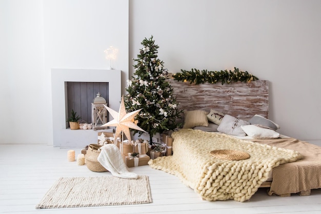 Nieuwjaar gezellig interieur met kerstboom en slingers