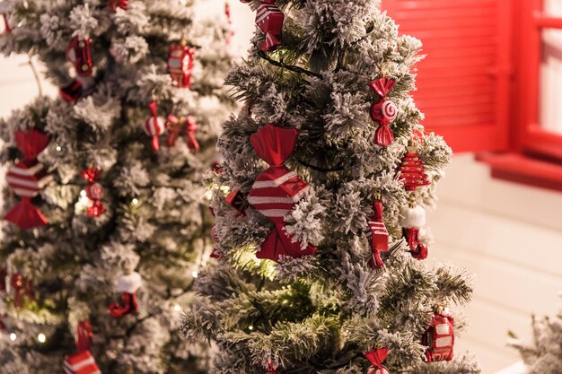 Nieuwjaar gezellig interieur met kerstboom en slingers