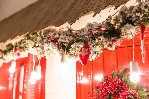 Nieuwjaar gezellig interieur met kerstboom en slingers