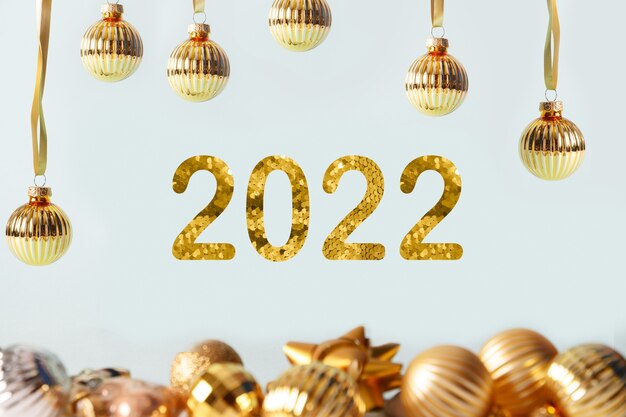 Nieuwjaar gouden datum ballen en decoraties op blauwe wenskaart