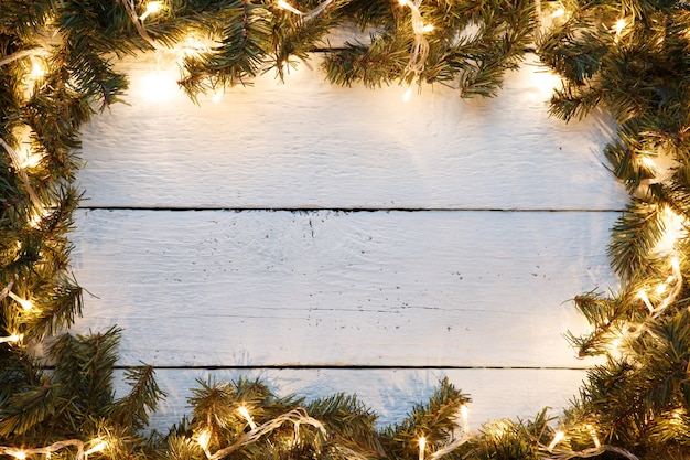 Nieuwjaar houten achtergrond versierde kerstboom en verlichting