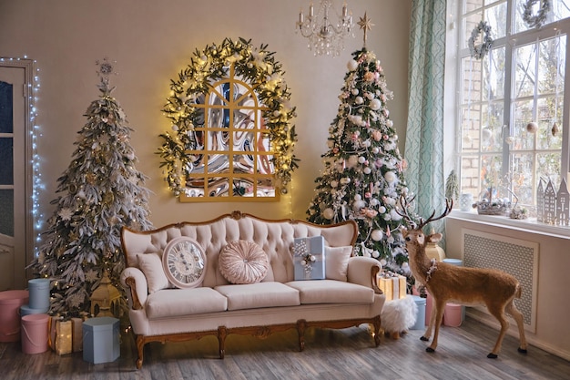 Nieuwjaar ingericht interieur. Stijlvol kerstinterieur met een elegante retro bank. Comfortabel huis. Presenteert cadeautjes onder de boom in de woonkamer. vakantie feest foto