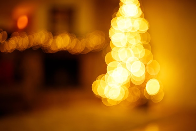 Nieuwjaar interieur met kerstboom en feestelijke bokeh verlichting wazig vakantie achtergrond