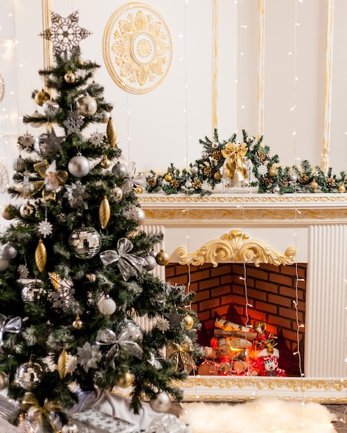 Nieuwjaar met versierde kerstboom met verlichtingslampen en geschenkdoosjes