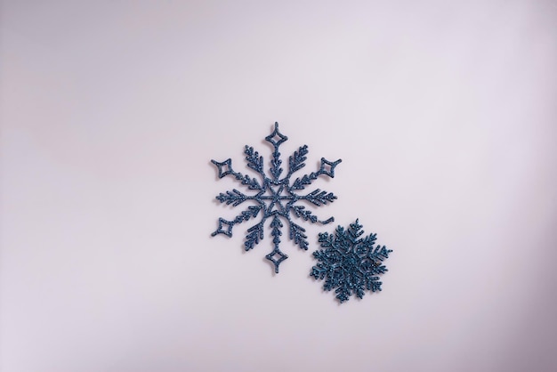 Nieuwjaar minimalisme kunstmatige sneeuwvlokken op een witte achtergrond