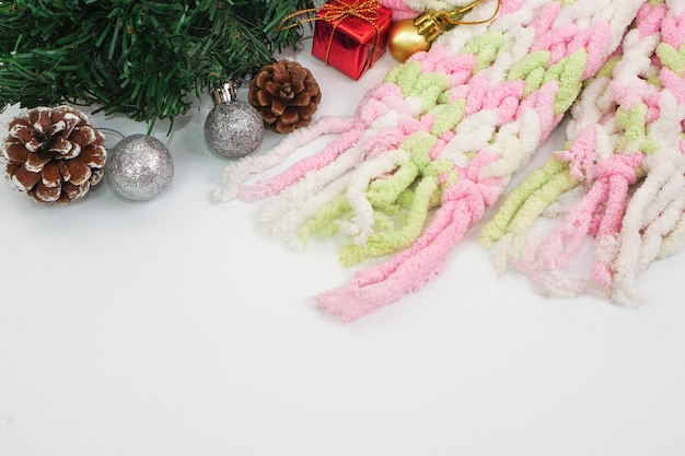 Nieuwjaar of Kerstmis van kleurrijke decoraties en sjaal op witte achtergrond Festival seizoen concept.