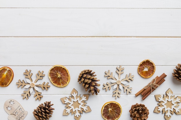 Nieuwjaar samenstelling Kerst decor achtergrond met dennenappels Bovenaanzicht met kopie ruimte