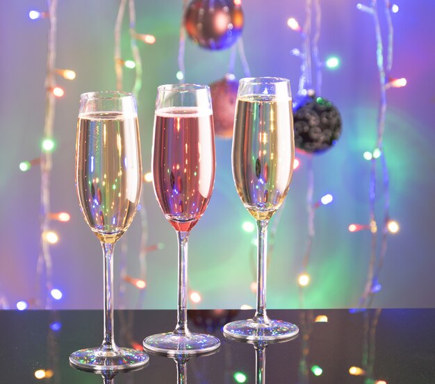 Nieuwjaar toast champagne concept met feestelijke decoraties