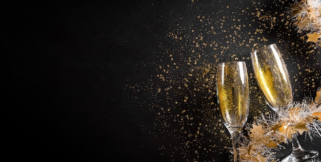 Nieuwjaar vakantie achtergrond concept gemaakt van champagneglazen met gouden glitter