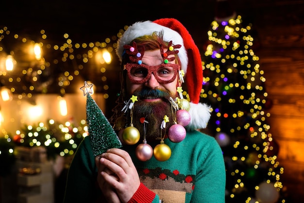 Nieuwjaar wens je prettige kerstdagen baard stijl man met grappig gezicht tijdens kerst