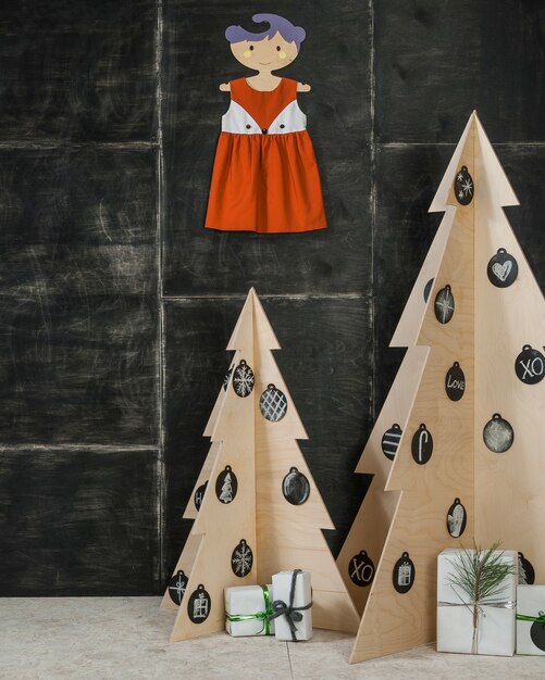 Nieuwjaars- en kerstdecoratie sparren dozen gemaakt van multiplex en houten geschenken op een donkere achtergrond