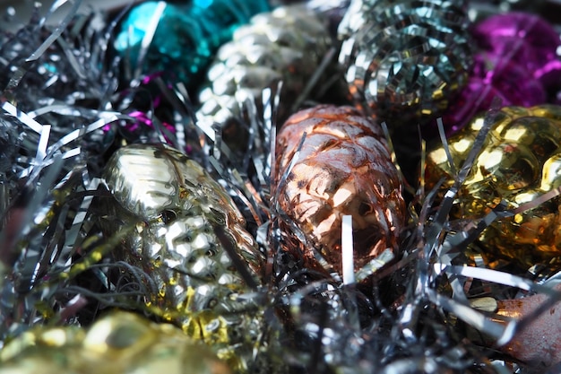 Nieuwjaars- en kerstversieringen klatergoud boa Kerstversieringen Veelkleurige ballen in de vorm van kegels en manden Feestelijke interieurdecoratie Nieuwjaars- of kerstcompositie