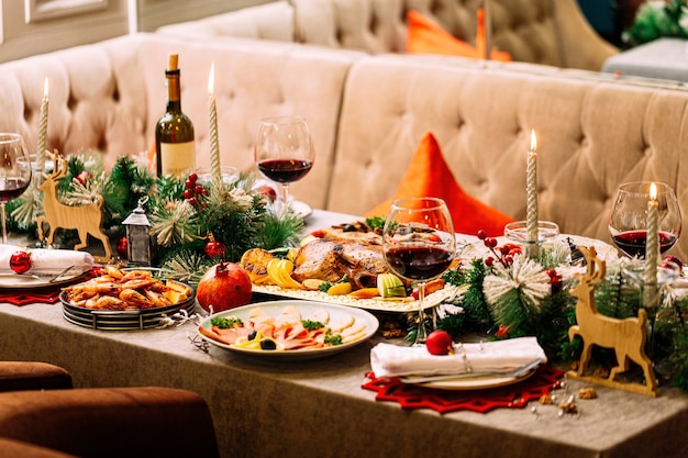 Foto nieuwjaars feestelijke tafel met decoraties