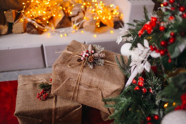 Nieuwjaars huidige vakken onder de kerstboom