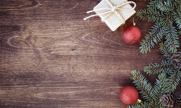 Nieuwjaarsachtergrond Vuren takken op een houten tafel Ornamenten voor de nieuwjaarsboom