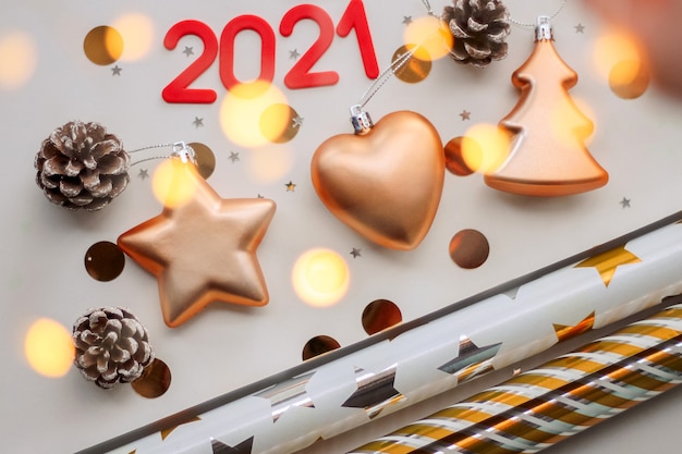 Nieuwjaarsamenstelling met gouden ornamenten van Kerstmis met nummers uit 2021