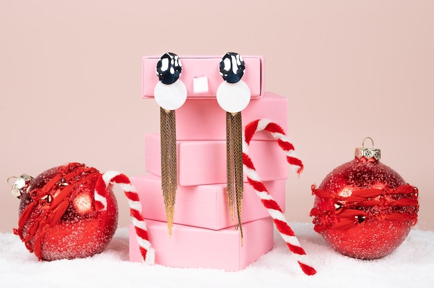 Nieuwjaarscadeau. Stijlvolle elegante dames oorbellen op kerst versierde achtergrond. Hoge kwaliteit foto