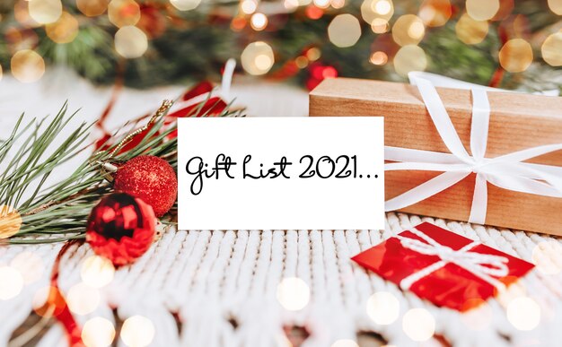 Nieuwjaarsconcept met geschenkdozen en wenskaart met tekst gift list 2021