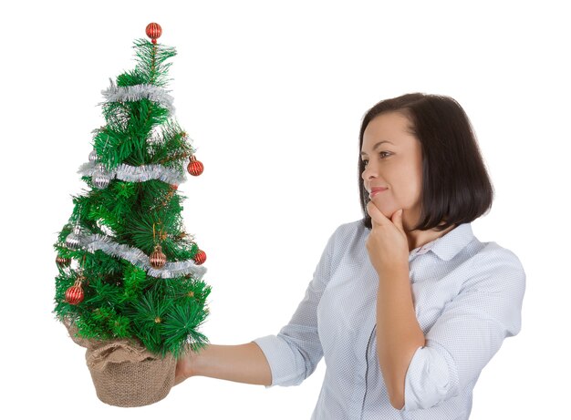 Nieuwjaarsconcept. Mooie vrouw droom met versierde kerstboom op een witte achtergrond