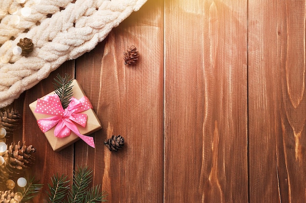 Nieuwjaarsdecor en versieringen op een houten achtergrond, voorbereiding op het nieuwe jaar