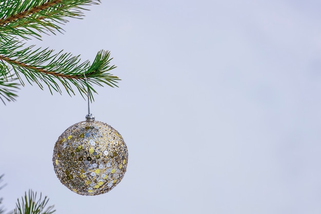 Nieuwjaarsdecoratie hangt aan een kerstboom in de natuur. Hoge kwaliteit foto